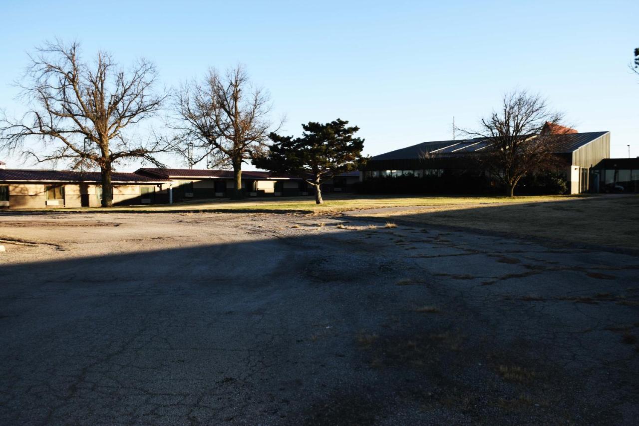 American Best Inn By Oyo I-35 Perry Near Lake Mcmurtry Exterior photo