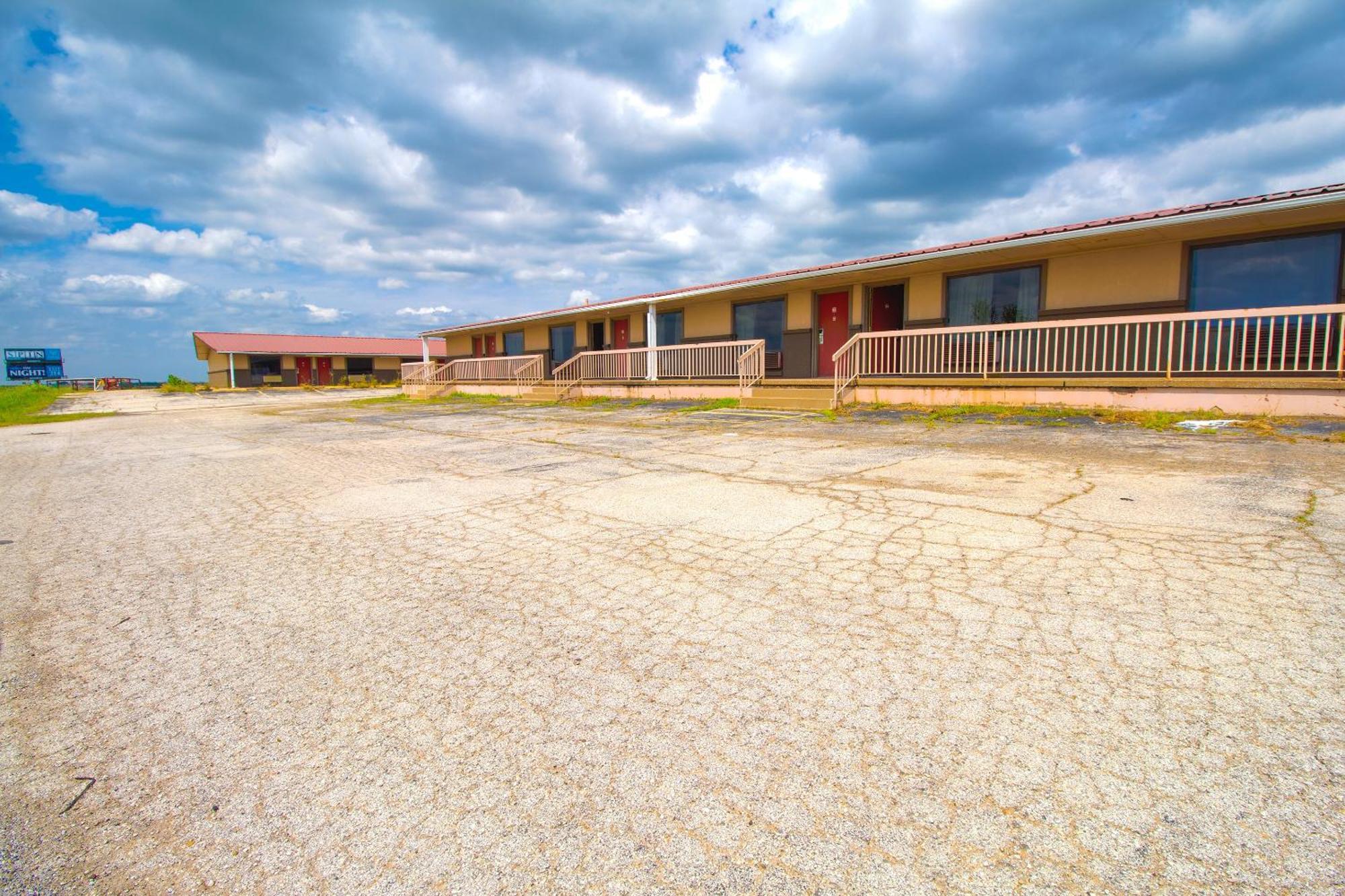 American Best Inn By Oyo I-35 Perry Near Lake Mcmurtry Exterior photo